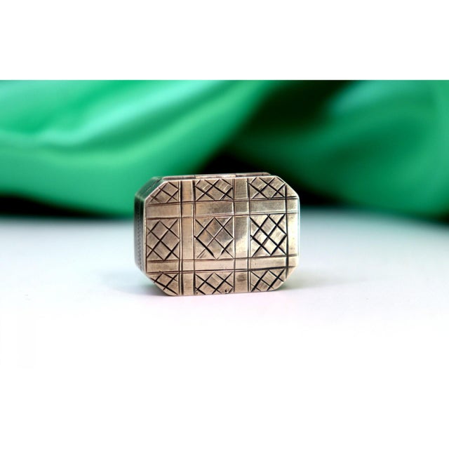 Metal Silver and Gold Vinaigrette Box with Asymmetrical Engraving For Sale - Image 7 of 7