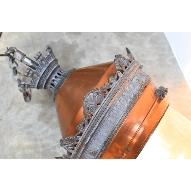 City streetlamp in perfect condition, renovated and reelectrified. European Plug (up to 250V).The wiring of this item may...