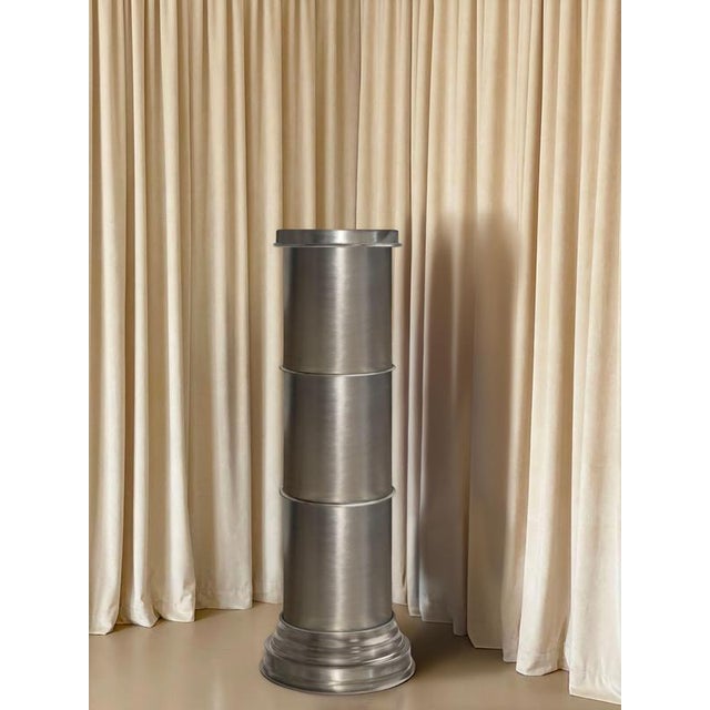 Rl 10 cylindrical pedestal in brushed aluminum by caspal dimensions: ø 38 x h 114 cm. Materials: brushed aluminum. up to...