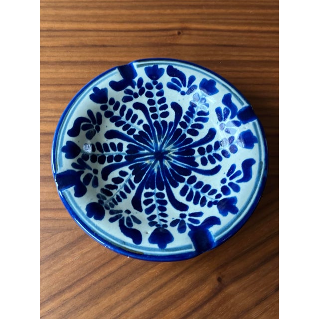 Vintage Casa Rogerio Puebla pottery ashtray hand-painted and glazes in beautiful blue and alabaster.