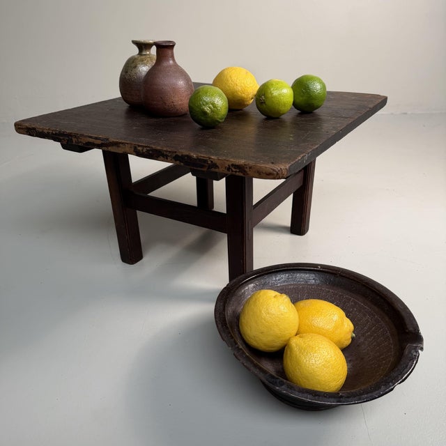 This low Japanese table is made from lightweight yet strong paulownia wood and has a clean, understated design....