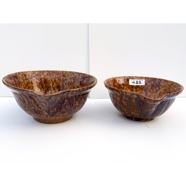 Early 20th Century Antique Spongeware Yellowware Nesting Mixing Bowls – Rockingham Pattern With Luster Glaze, Americana Folk Art For Sale - Image 5 of 10