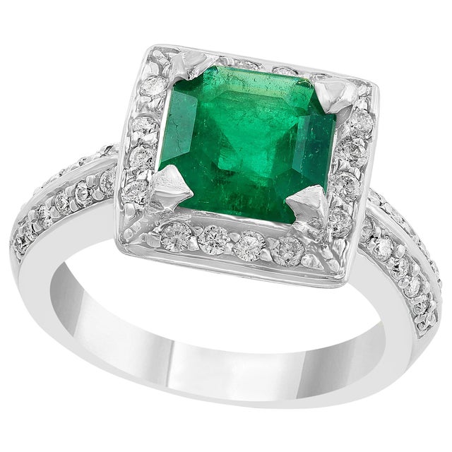 Traditional Early 20th Century 2.8 Carat Emerald Cut Colombian Emerald and Diamond Ring Estate, Size 6.75 For Sale - Image 3 of 6