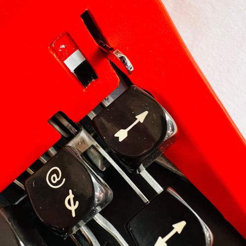 Vintage Portable Underwood 35 Typewriter For Sale - Image 9 of 11