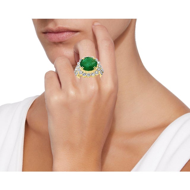 9.8 Carat Round Colombian Emerald and Diamond 18 Karat Gold Ring, Estate For Sale - Image 4 of 18