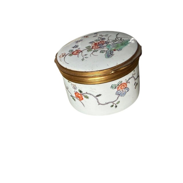 French Chantilly Kakiemon Circular Soft Paste Snuff Box, Circa 1745 For Sale - Image 3 of 10
