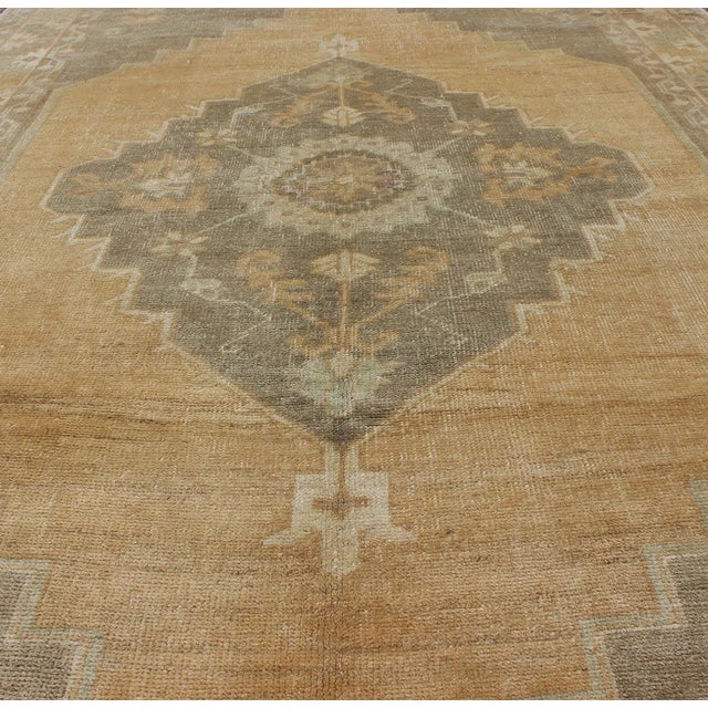 Mid 20th Century Muted Mid-20th Century Vintage Oushak Rug With Medallion in Camel 5'5 X 9'4 For Sale - Image 5 of 8