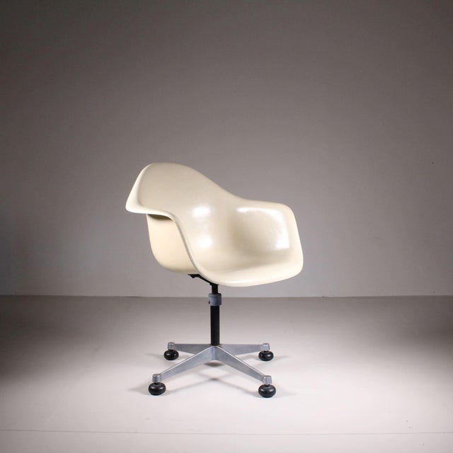 Modern Chair by Charles and Ray Eames for Herman Miller For Sale - Image 3 of 7