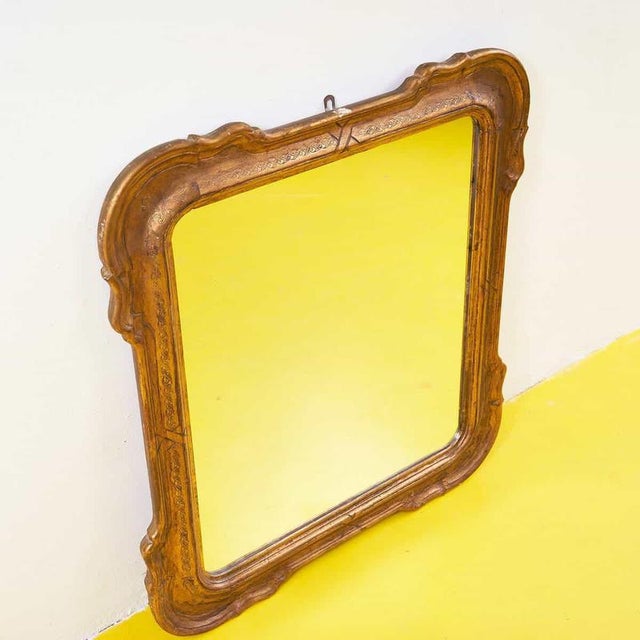This stunning vintage mirror, framed in gilded wood, is a perfect example of retro elegance. Its finely detailed frame,...