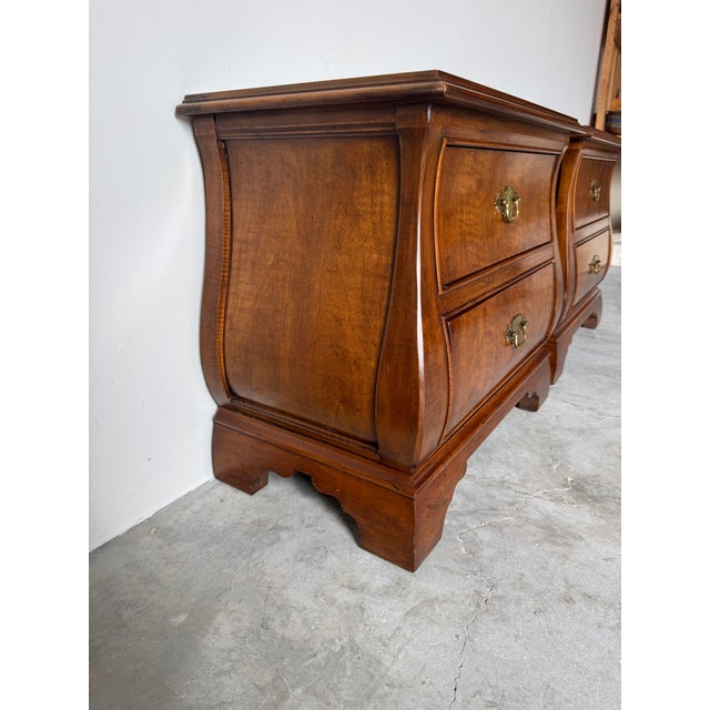 1980s Pair of Ray O’Donnell Interiors Two-Drawer Nightstands – Solid Wood Bombe For Sale - Image 5 of 18