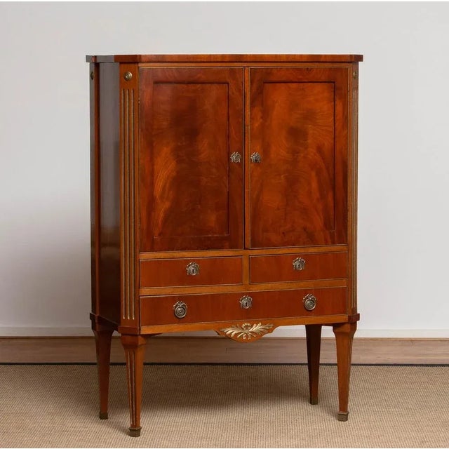 Louis XVI French Mahogany Veneer Cabinet with Brass Inlays, 1790s For Sale - Image 17 of 17