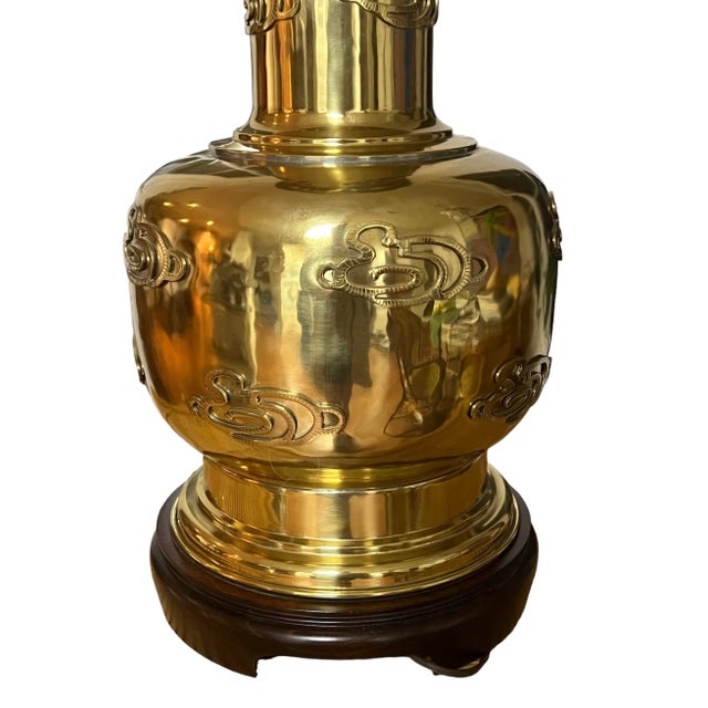 La Barge Vintage Mid 20th Century La Barge Hollywood Regency Chinoiserie Brass Table Lamp Without Shade For Sale - Image 4 of 13