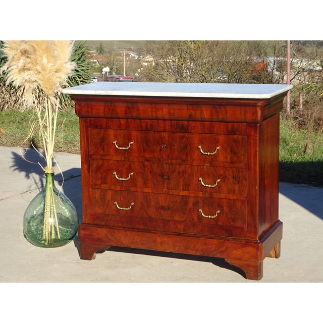 Large Restoration period chest of drawers in solid wood with mahogany veneer, dating from the 19th century. The top is...