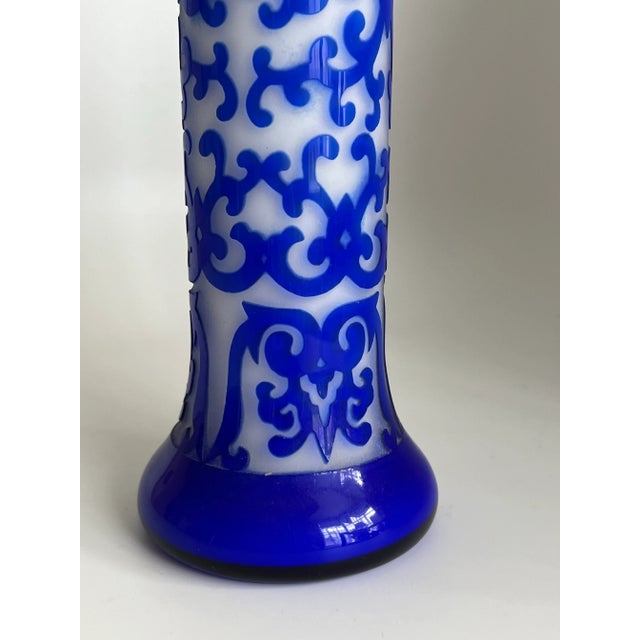 Hollywood Regency Vintage 1980s Peking Glass Overlay Vase 10¼″ Tall in Cobalt Blue & Frost Cameo Glass, Hand-Carved Crystal Brand, in the Style of Pilgrim Glass For Sale - Image 3 of 10