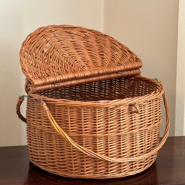 French Country Vintage French-Style Wicker Market Basket W/ Hinged Lid For Sale - Image 3 of 15