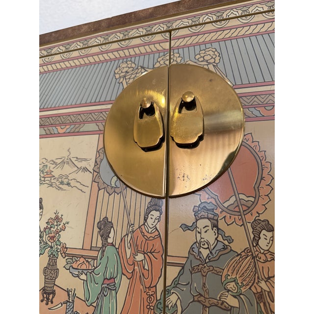 1980s Drexel Heritage ‘Et Cetera’ Hollywood Regency Chinoiserie Hand-Painted Cream Lacquered Bar Cabinet For Sale In Miami - Image 6 of 12