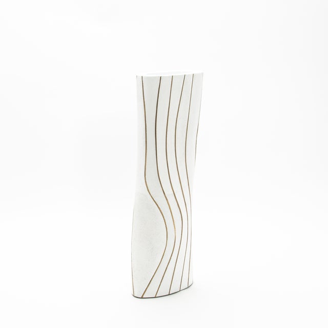 The Storm Vase by Kifu Paris is a true masterpiece of modern design, embodying luxury and sophistication through its...