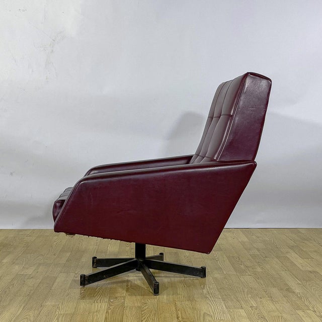 Rockabilly Burgundy Faux Leather Swivel Lounge Chair, 1950s For Sale - Image 4 of 9