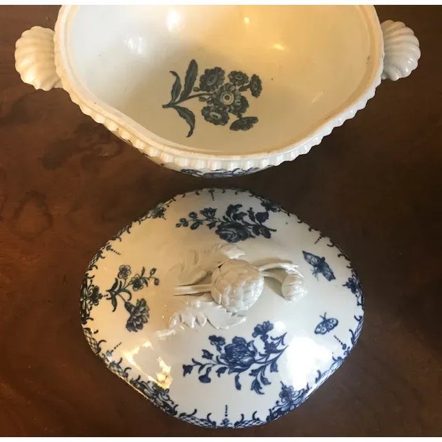 Antique 18th Century Worcester Porcelain Tureen with Knop Decorated with Blue Flowers and Butterflies For Sale - Image 12 of 13
