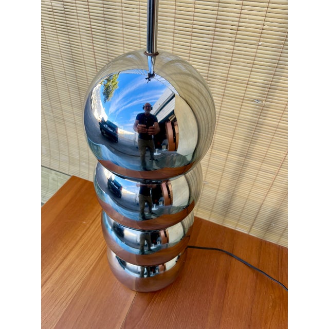 George Kovacs Mid Century Modern Chrome Stacked Ball Table Lamp in the Kovacs's Style. Circa 1970s For Sale - Image 4 of 15