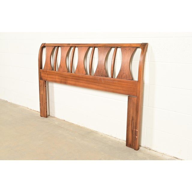 Mid-Century Modern Kent Coffey Perspecta Mid-Century Modern Sculpted Walnut and Rosewood Queen Size Headboard, 1960s For Sale - Image 3 of 11