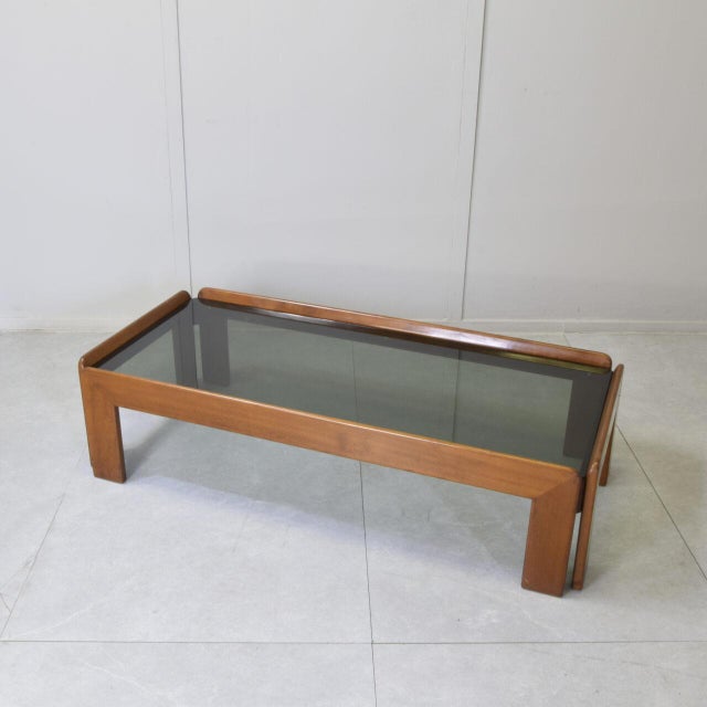 Mid-Century Modern Rectangular Walnut and Smoked Glass Coffee Table by Afra and Tobia Scarpa for Cassina, Italy, 1960s For Sale - Image 3 of 8