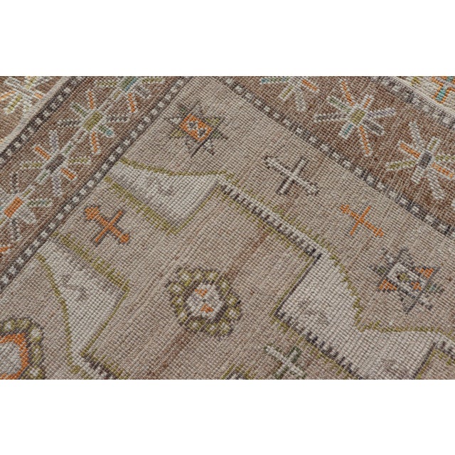 Geometric All-Over Design Gallery Turkish Oushak Rug in Soft Ivory and Taupe For Sale - Image 13 of 13