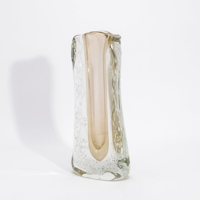 Hand-Blown Murano Modern Fluid Vase in Clear With 24-Karat Gold Flecks and Bubbles For Sale In Los Angeles - Image 6 of 10