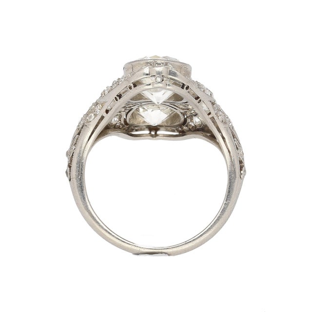 1930s Art Deco Top River Vertical Set 6 Carat Old Euro Cut Diamond and Platinum Ring Size 5.5 For Sale In Miami - Image 6 of 10