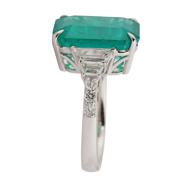 Emerald 6.40 Ct Natural Zambian Emerald Cut Emerald diamond ring in 18k gold For Sale - Image 8 of 18