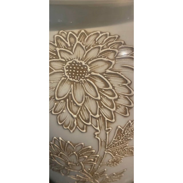 1950s Mid Century Modern Frederick Cooper Baluster Form White Porcelain and Brass Floral Lamp For Sale In New Orleans - Image 6 of 12