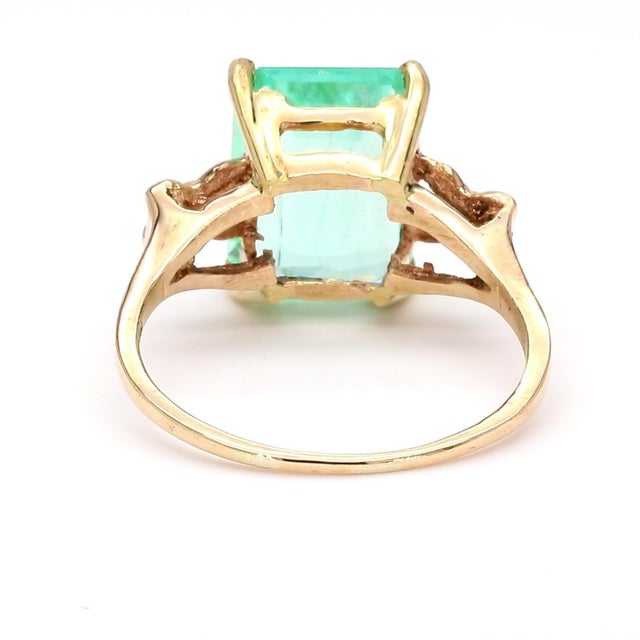 1990s Vintage 3.58 Carat Pastel Green Colombian Emerald 14k Gold Solitaire Scroll Ring, Size 6 For Sale - Image 5 of 7