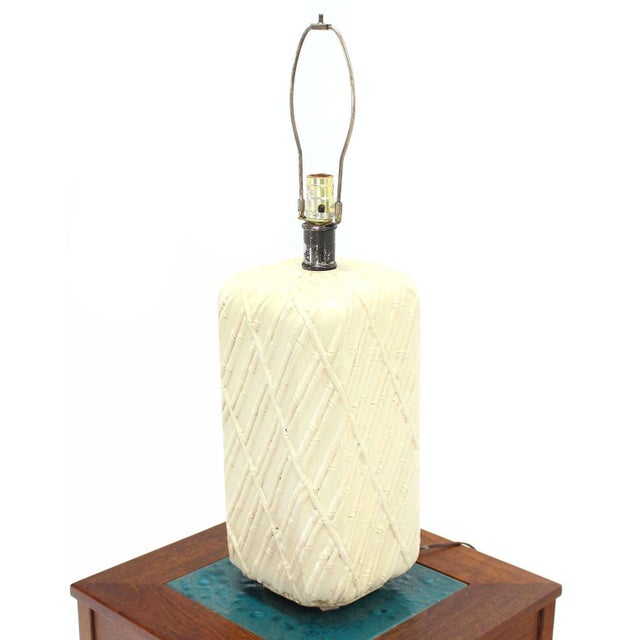 Mid 20th Century Rounded Corners Pedestal Shape White Faux Bamboo Decorated Pattern Table Lamp For Sale - Image 5 of 9