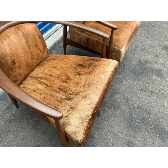 Brown Mid Century Modern Pair of Lounge Chairs in Cowhide For Sale - Image 8 of 11