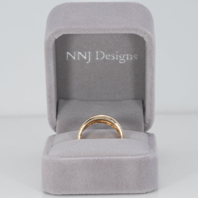 Estate Plain Band Ring in Solid 14k Yellow Gold – Classic Minimalist Band Ring, Size 6.75 For Sale - Image 4 of 9