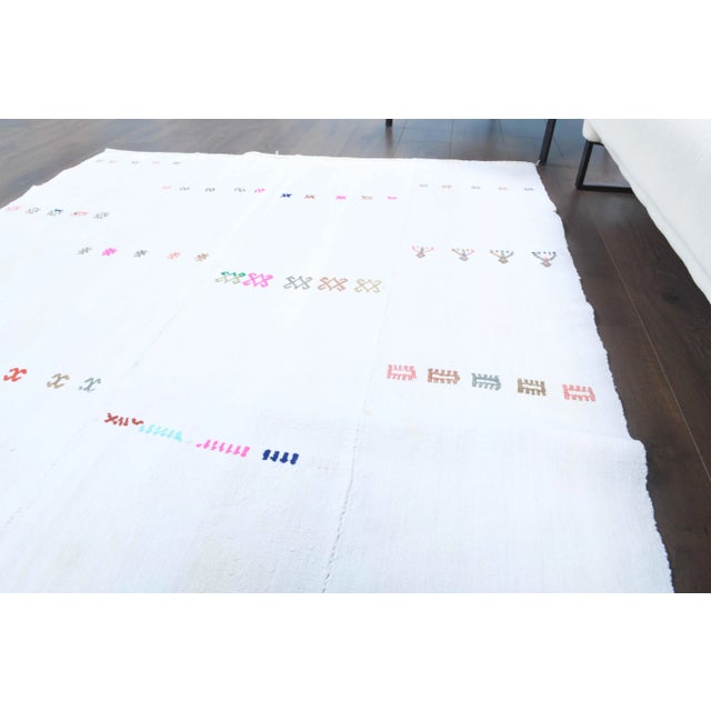 1970s Vintage Turkish Oushak Handmade Wool Cotton White Kilim Area Rug For Sale - Image 5 of 11