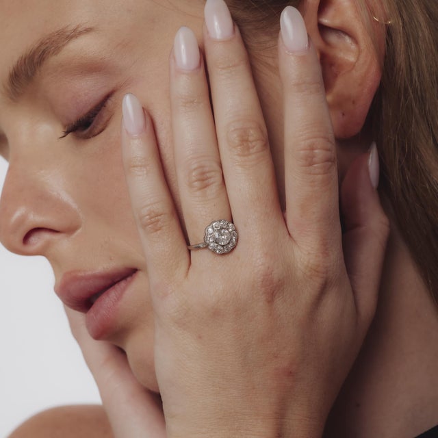 1910s 1910s Edwardian 1.65 Carat Total Weight Diamond Platinum Cluster Ring, Size 6.5 For Sale - Image 5 of 6