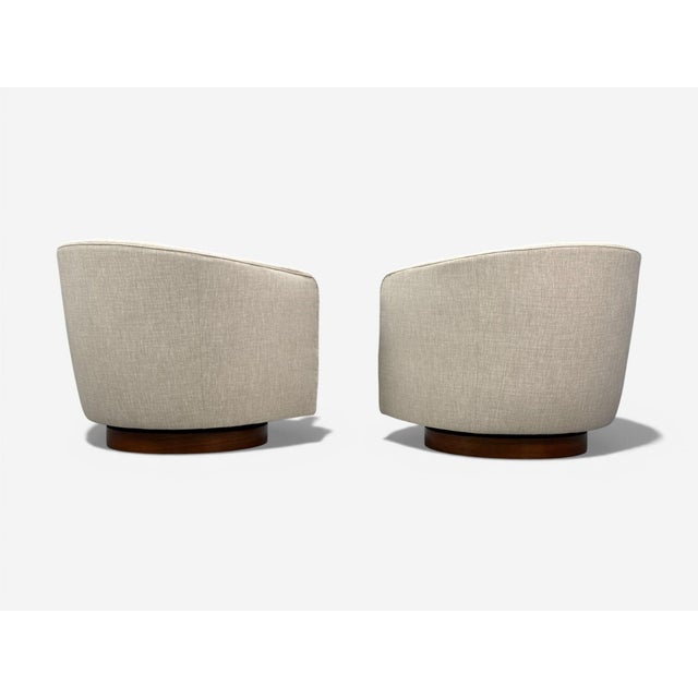 Milo Baughman, Swivel Chairs, Beige Upholstery, Walnut, Usa, 1970s For Sale - Image 12 of 13