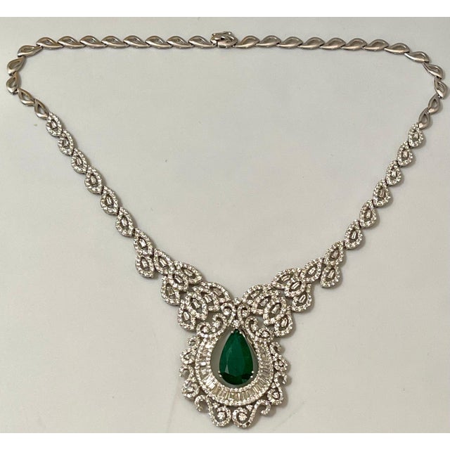 11 Ct Pear Shape Zambian Natural Emerald & 17 Ct Diamond Necklace 18 Karat Gold For Sale - Image 9 of 18