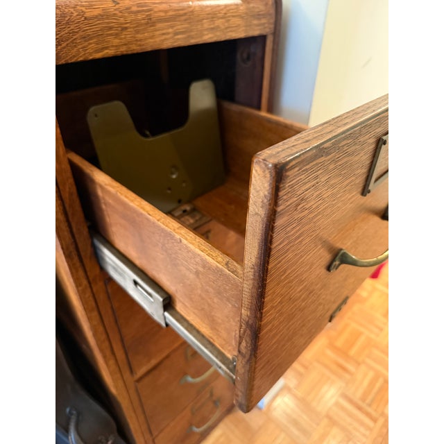 Mid-Century Modern 1920s Tiger Oak 4 Drawer File Cabinet (Library Bureau Sole Manufacturer) For Sale - Image 3 of 11