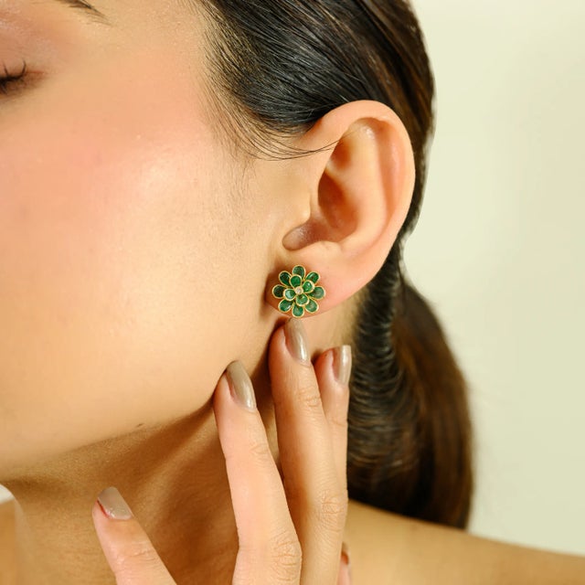Summer Floral Emerald Stud Earrings in 18k Gold- 2 Pieces For Sale - Image 4 of 9