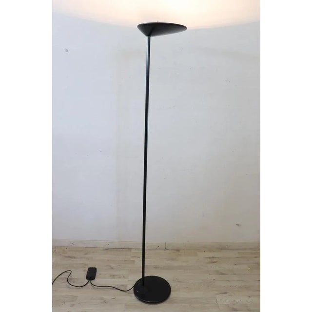 Beautiful floor lamp in black metal 1970s Italian design. Working. Very elegant, for vintage environments. Up to 250V...