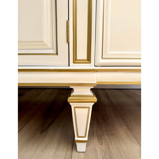 Thomasville 1970s Thomasville Dresser Credenza Newly Refinished in White With Gold Details For Sale - Image 4 of 11