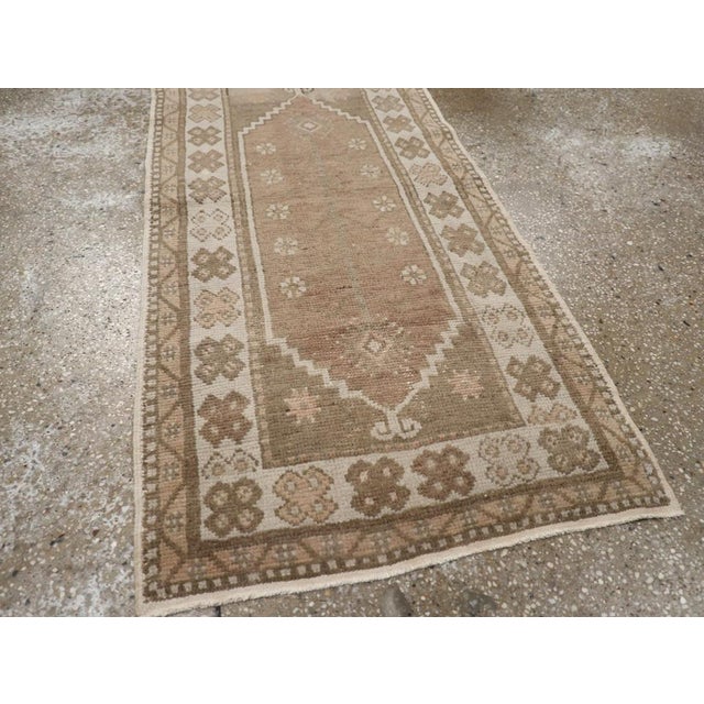 Galerie Shabab Collection Mid-20th Century Turkish Oushak Throw Rug For Sale In New York - Image 6 of 8