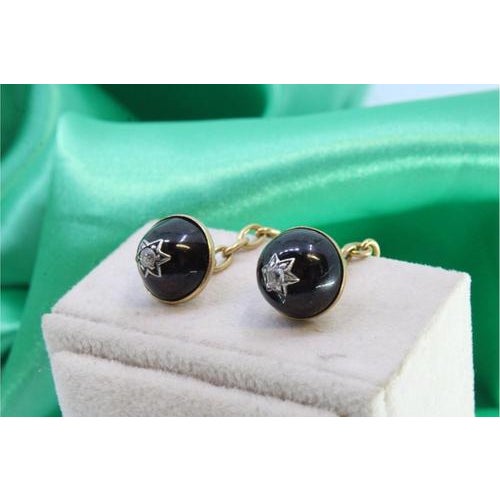 Yellow gold cufflinks with chrysanthemum and brilliant-cut diamond in the center in the shape of a star. Metal: Gold....