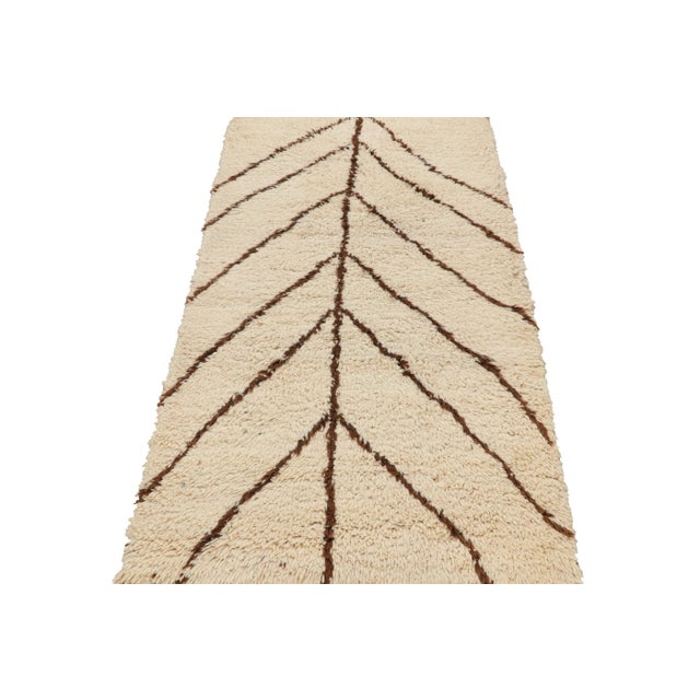 1950s Vintage Moroccan Runner Rug in White With Brown Geometric Patterns | Rug & Kilim For Sale - Image 5 of 7