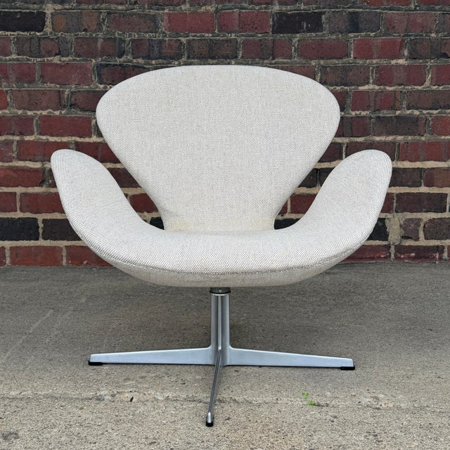 Beautiful 1960s Swan chair designed by Arne Jacobsen for Fritz Hansen with a brushed aluminum swiveling four-star base and...