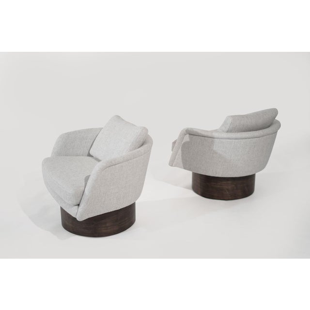 Mid 20th Century Set of Swivel Lounges on Walnut Supports by Leon Rosen, Circa 1970s For Sale - Image 5 of 12