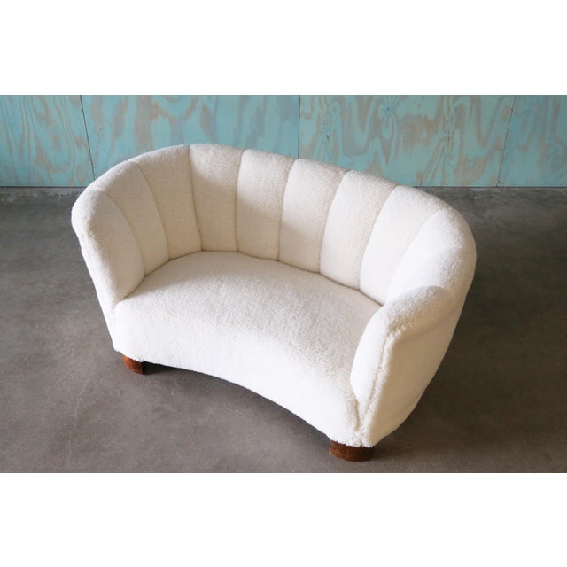 Flemming Lassen 1940s Danish White Sheepswool Banana Sofa After Flemming Lassen For Sale - Image 4 of 12