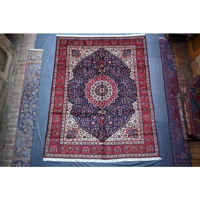 1970s Persian Heriz/Serapi Rug – 9'7" X 12'6" – Traditional Geometric Medallion Design Carpet For Sale - Image 4 of 4